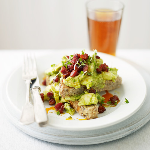 Avocado met chorizo op toast