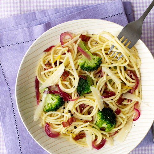 Pasta met broccoli, ui & pancetta