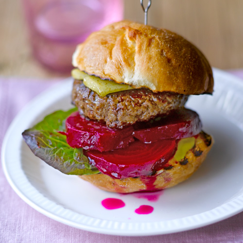 Gegrilde hamburger met kaas en biet