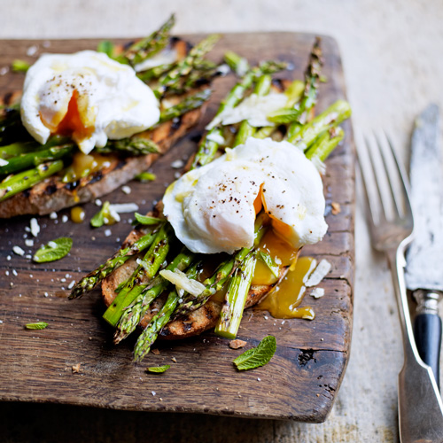 Gegrilde asperges en gepocheerd ei 