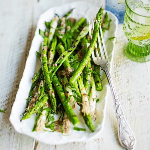 Gegrilde lente-uitjes met asperges