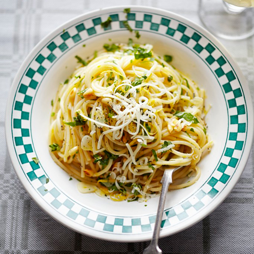 Spaghetti met pijnboompitjes