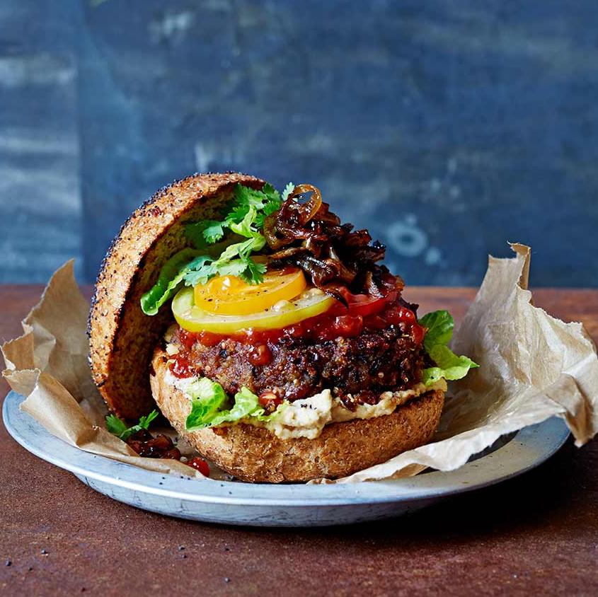 Pittige burger met hummus & relish