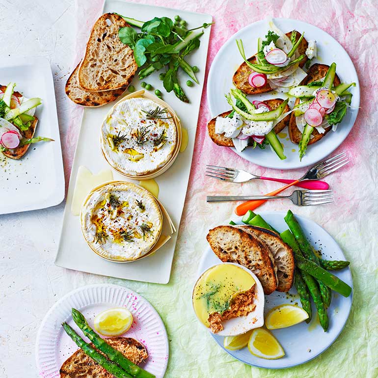 Aspergetoast met ovenkaas & salade