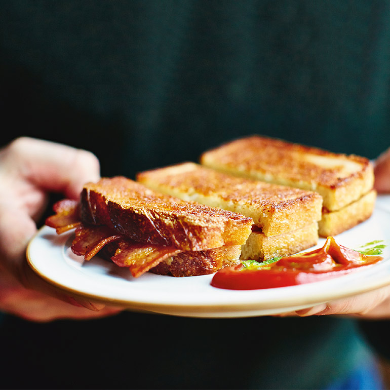 Tosti uit de pan met ontbijtspek