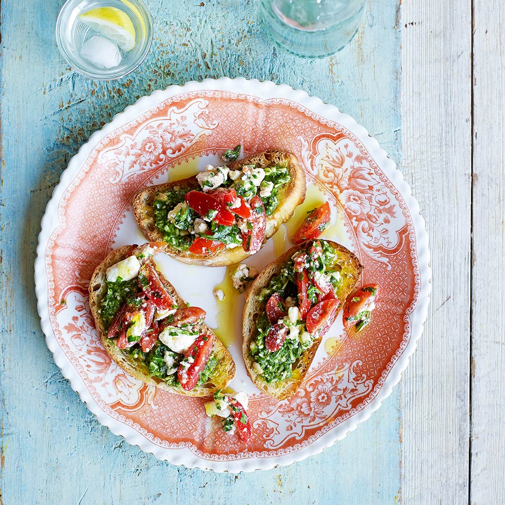 Bruschetta met pesto, tomaat & feta