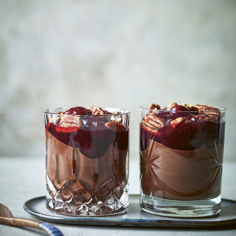 Chocolade-mousse met miso-pecannoten