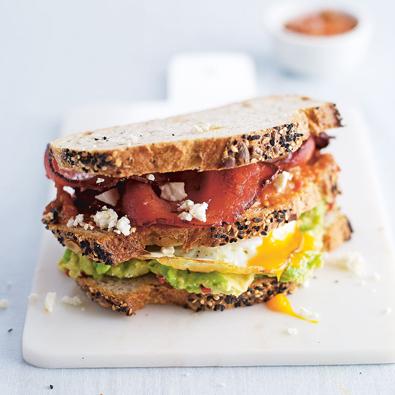 Club sandwich met bacon & feta
