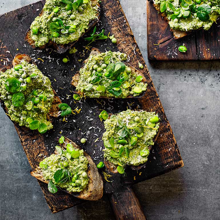 Crostini met tuinbonenpuree