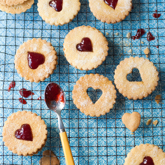 Roomboterkoekjes met frambozenjam