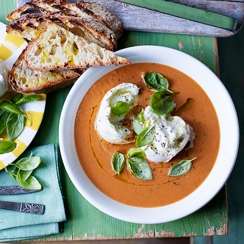 Zuppa caprese met mozzarella