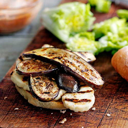 Aubergine-halloumi burger