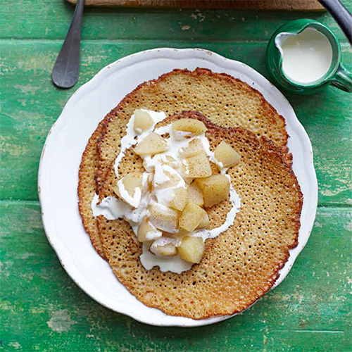 Boekweitcrêpes met gepocheerde appel 