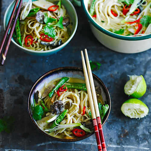 Paddenstoelenlaksa met peultjes