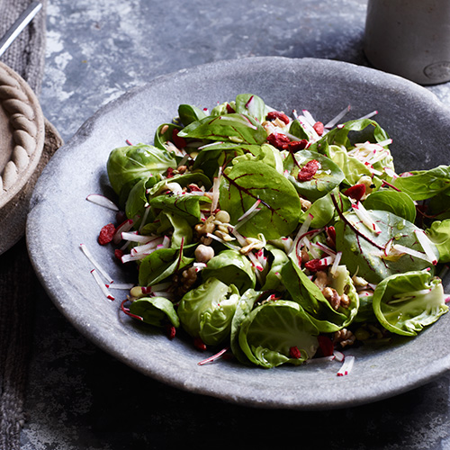 Kiemgroentesalade met bessen & noten