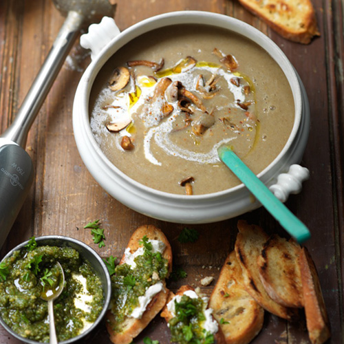 Paddenstoelen-soep met toast & pesto