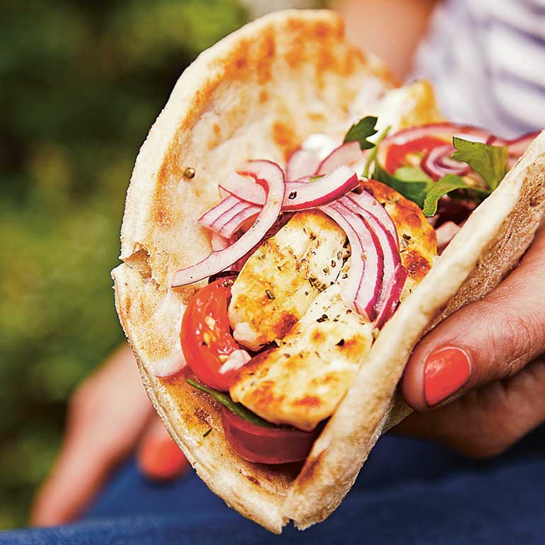 Pita souvlaki met tzatziki