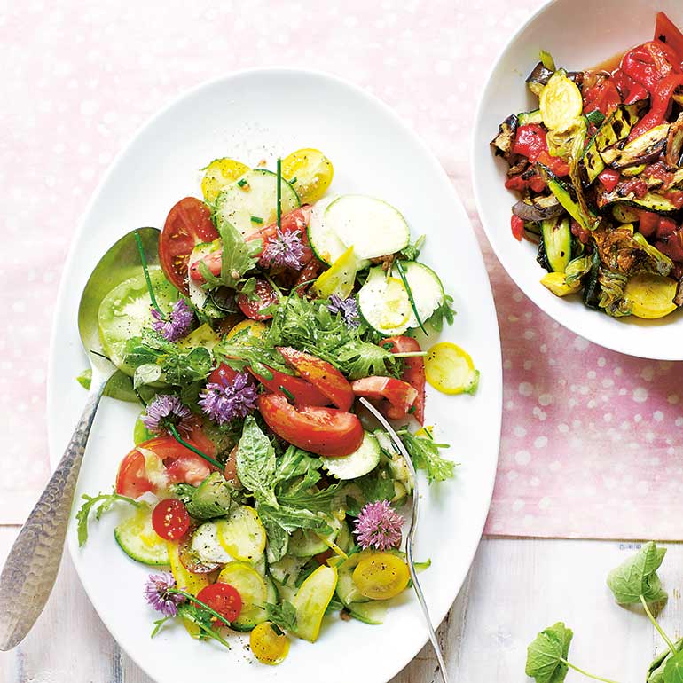 Tomatensalade met spinazie en kruiden