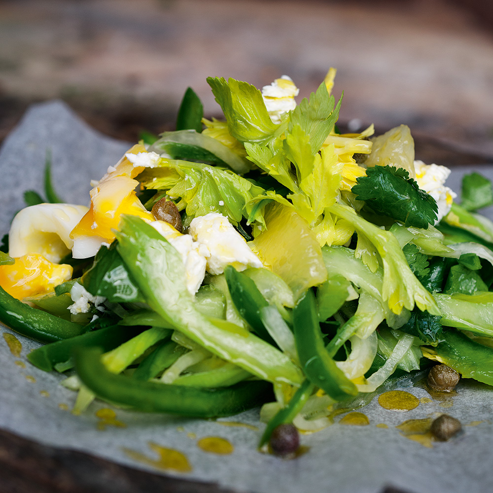 Bleekselderijsalade met feta & ei