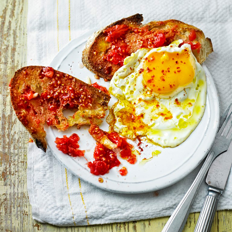 pan con tomate met gebakken eieren