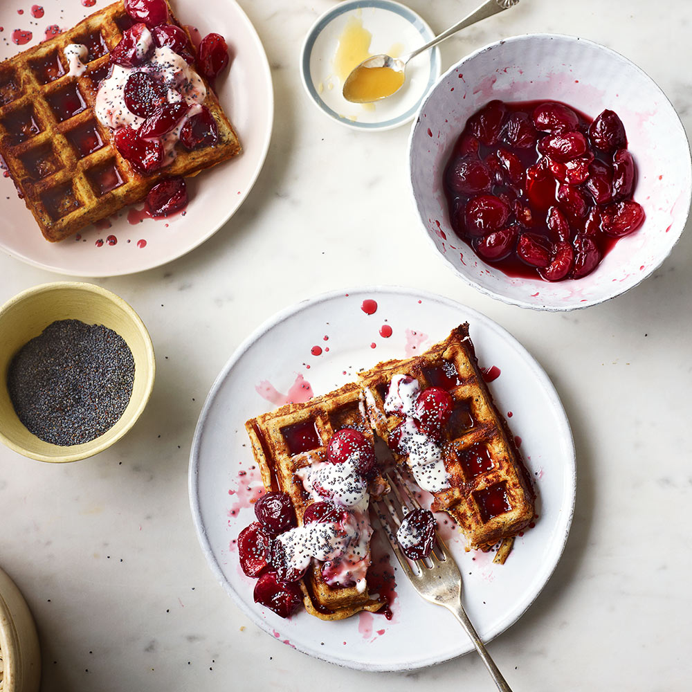 Wafels met warme kersen & yoghurt