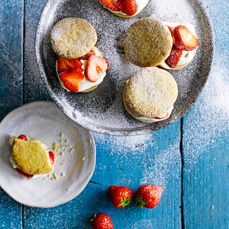 Zandkoekjes met aardbeien & room