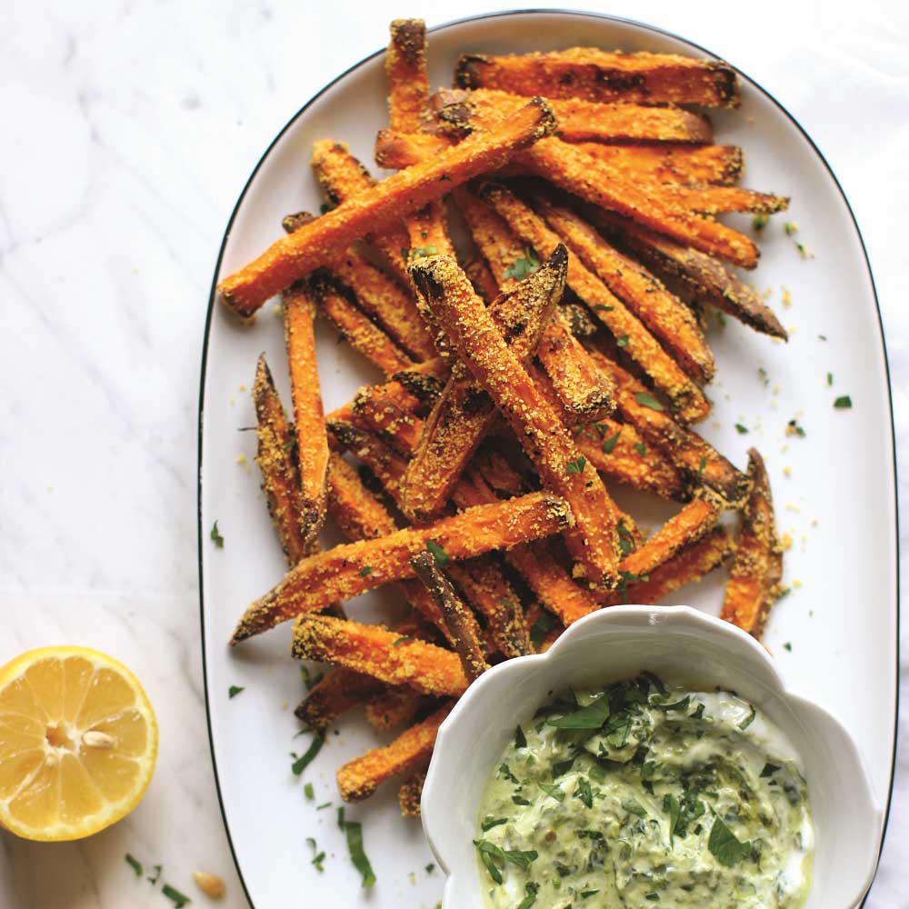 Zoete aardappel-maisfrieten met dip