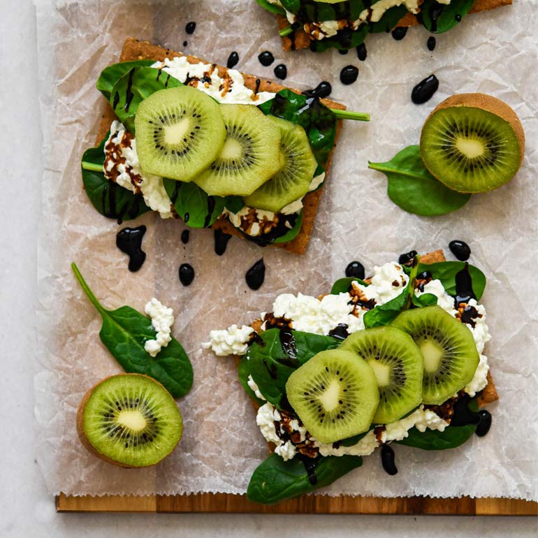 Crackers met cottage cheese, kiwi & basalmico