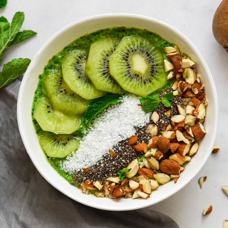 Kiwi smoothie-bowl met munt en yoghurt