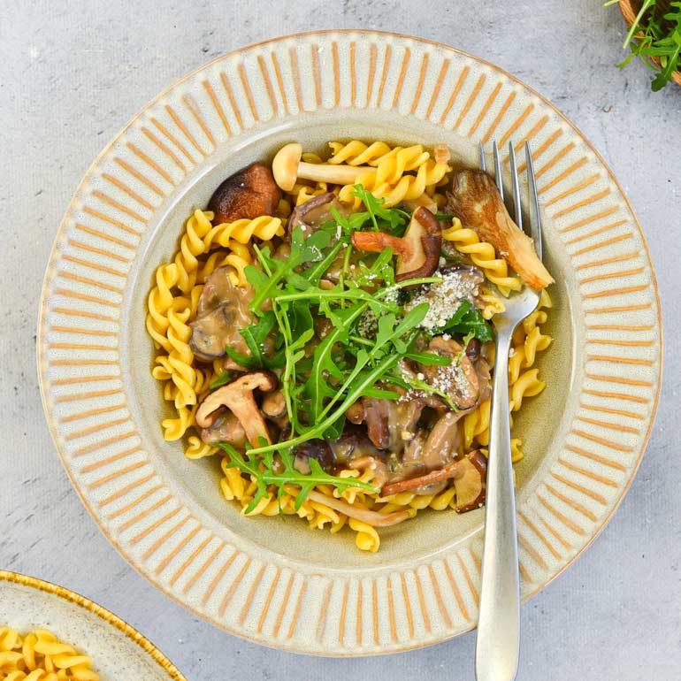 Fusilli met champignonsaus & paddenstoelen