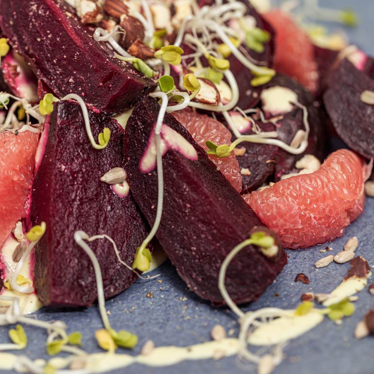 Gepofte bieten salade met rode grapefruit