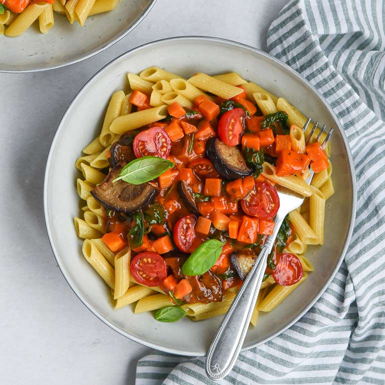 Penne met wortelsaus & aubergine