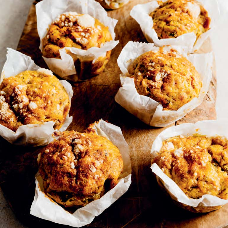 Wortelmuffins met pesto en zontomaatjes