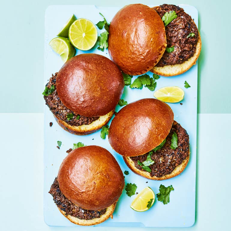 Vegan zwarte bonenburgers met pinda’s