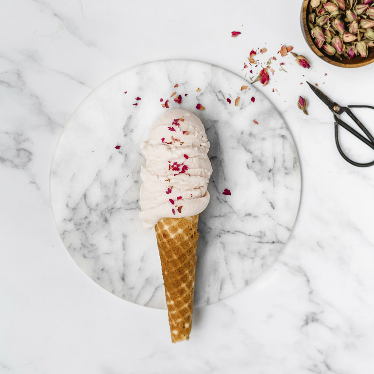 Yoghurtijs met roos & hibiscus