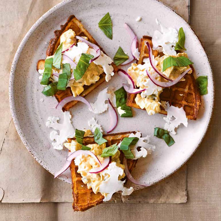 Eiersalade op wafels met bloemkool