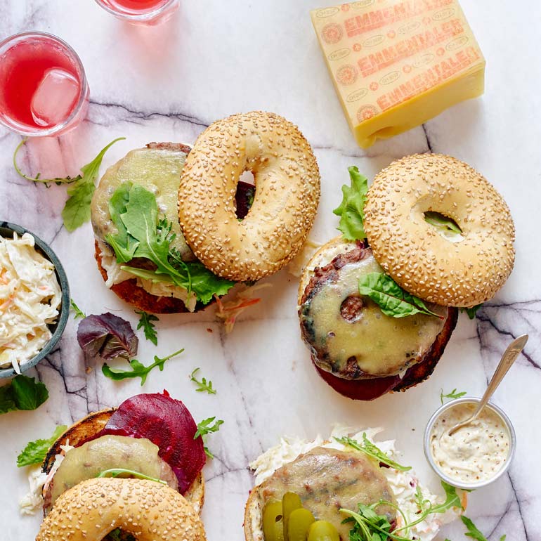 Bagel BBQ cheeseburger met Emmentaler