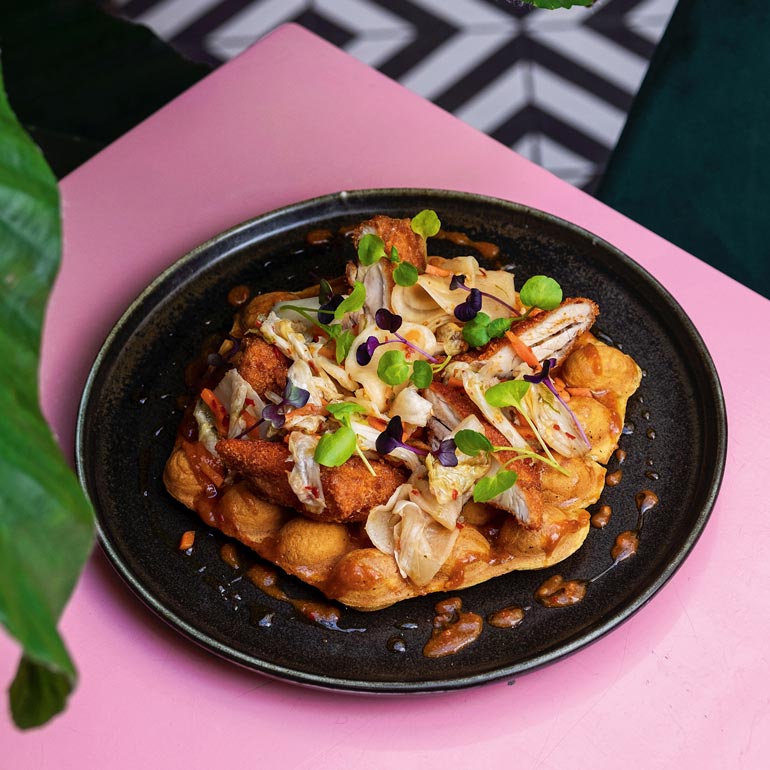 Korean Waffle met panko-kip en kimchi