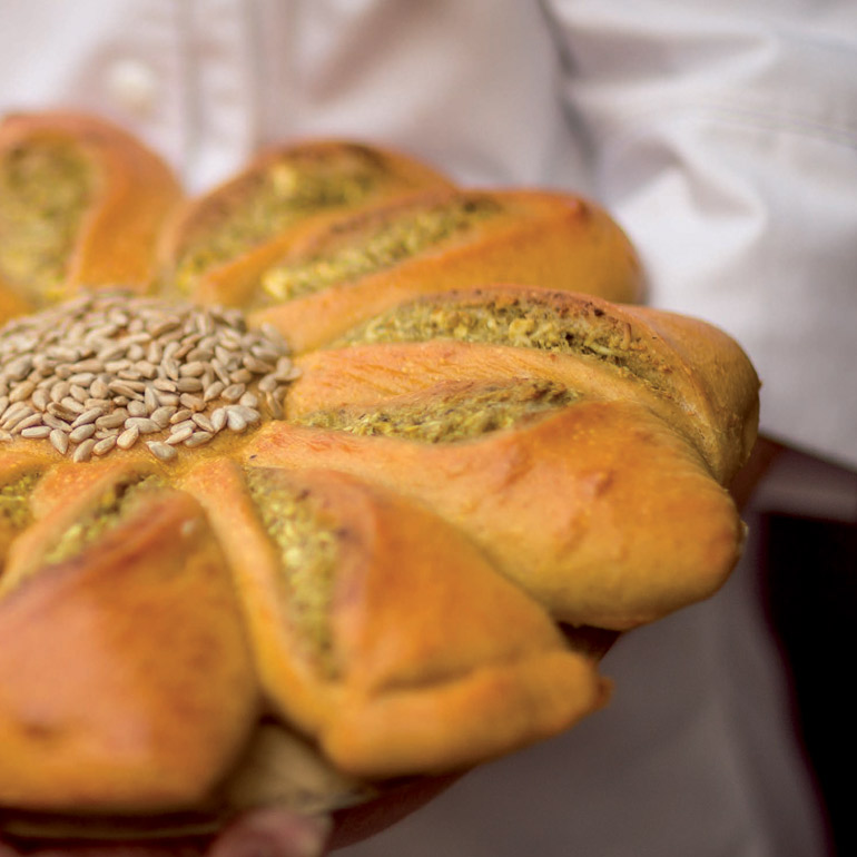 Zonnebloem brood met pesto en feta