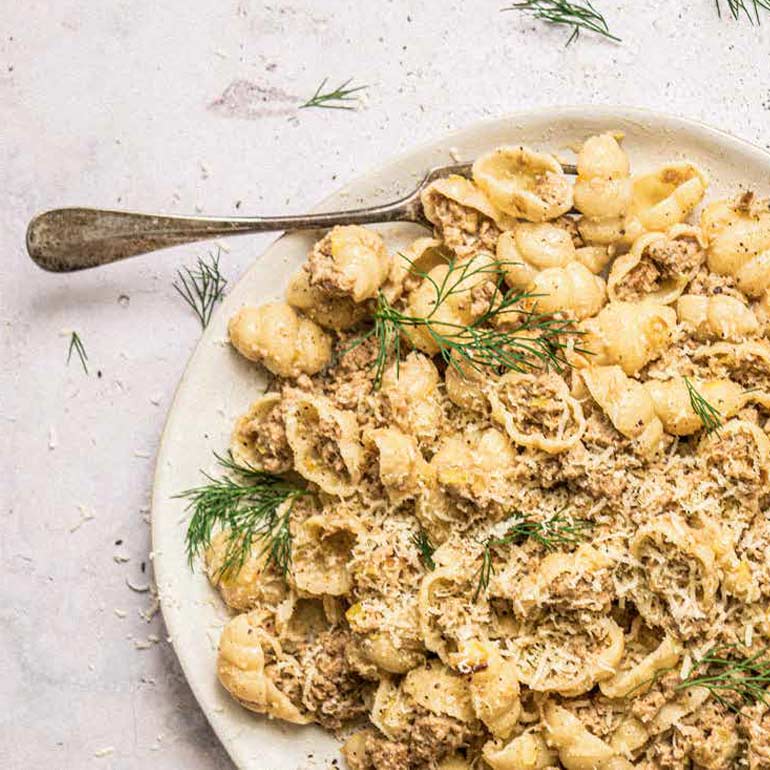 Vegan pasta met worstragout, ricotta & venkel