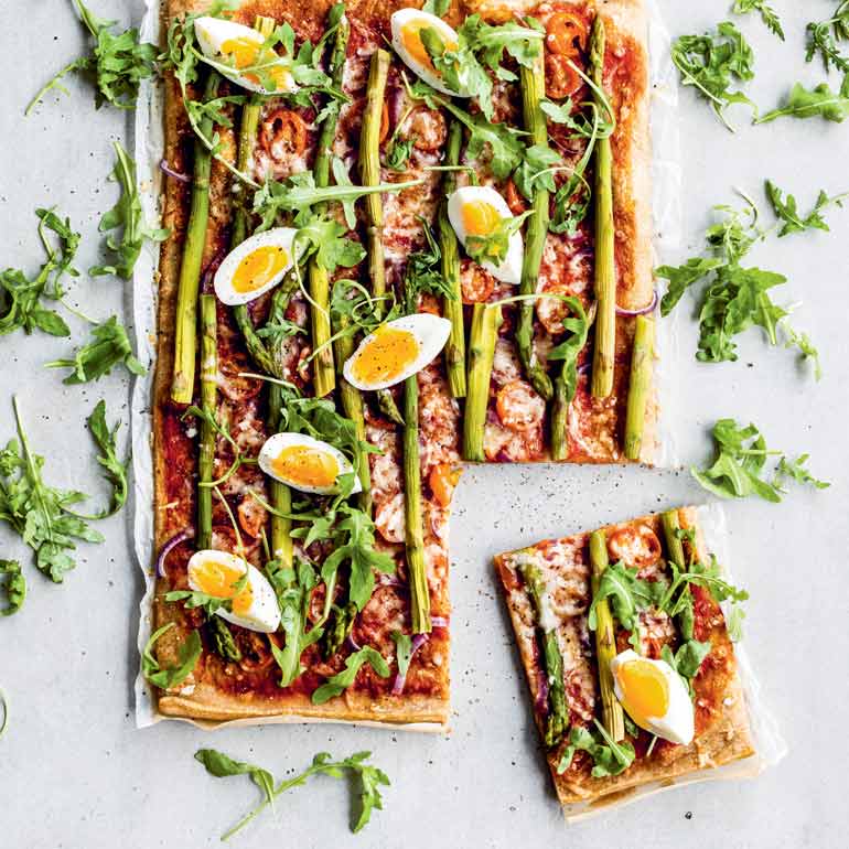 Volkoren plaatpizza met groene asperges