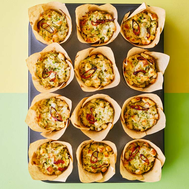 Courgettemuffins met chili-halloumi