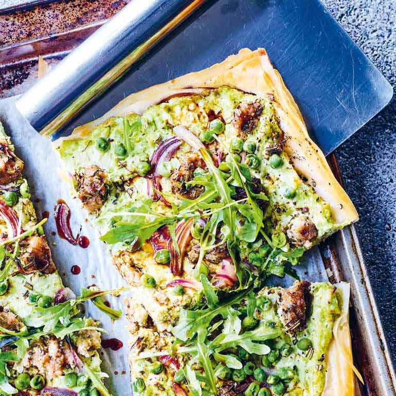 Filodeeg pizza met ricotta, worst en erwtjes