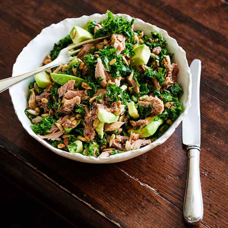 Boerenkoolsalade met avocado en tonijn