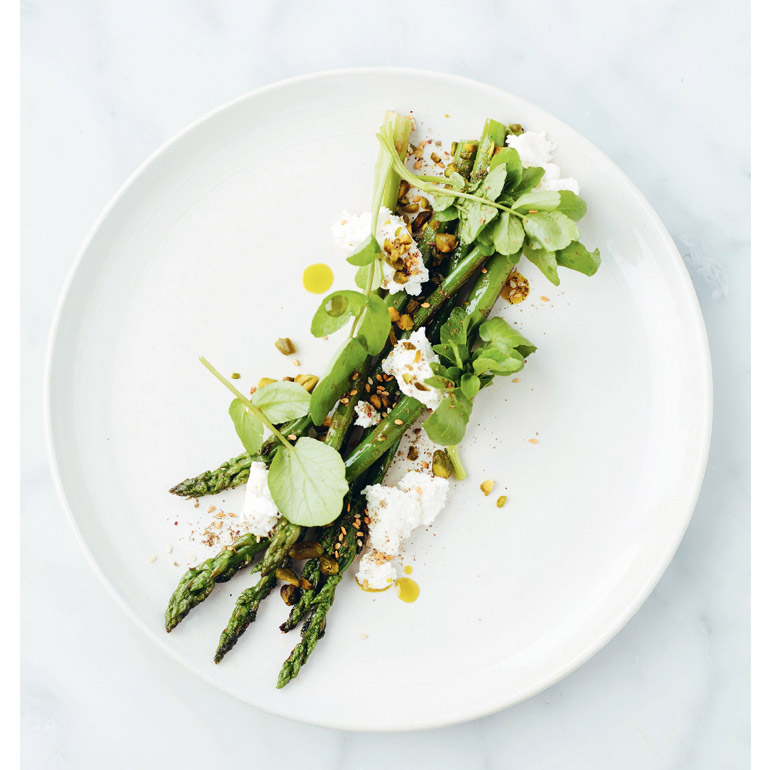 Groene asperges met kaas, pistache en waterkers