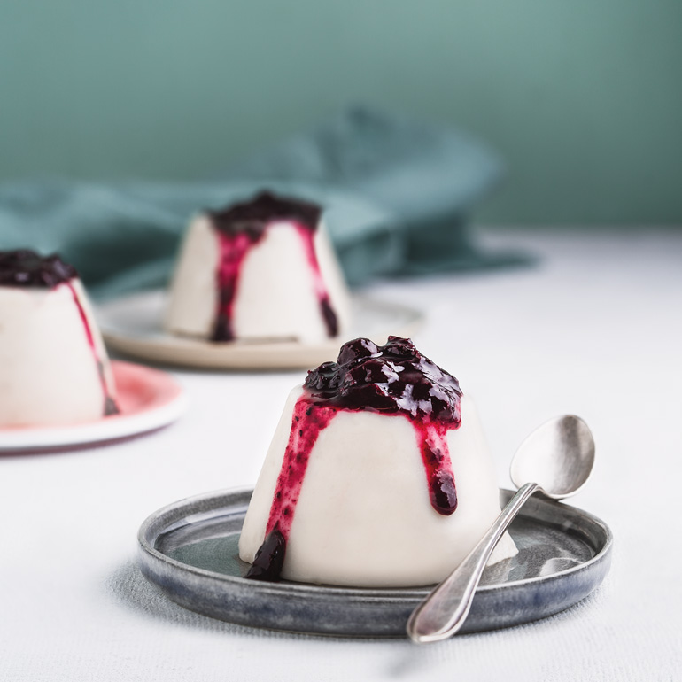 Kokos-panna cotta met blauwebessensaus