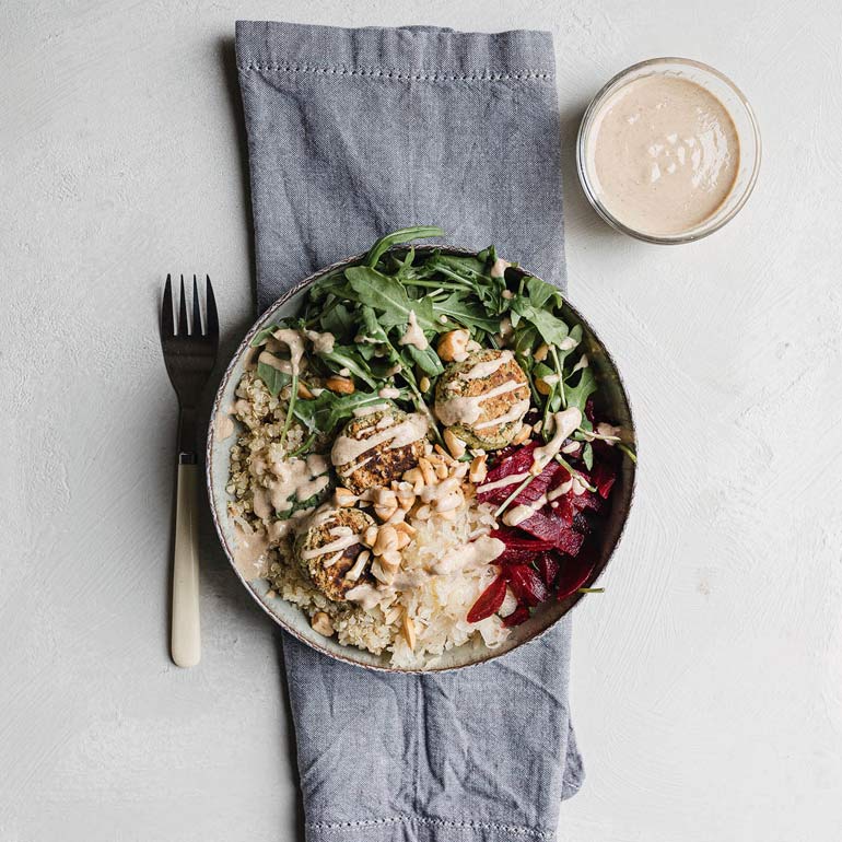 Falafelbowl met quinoa en rode bietjes