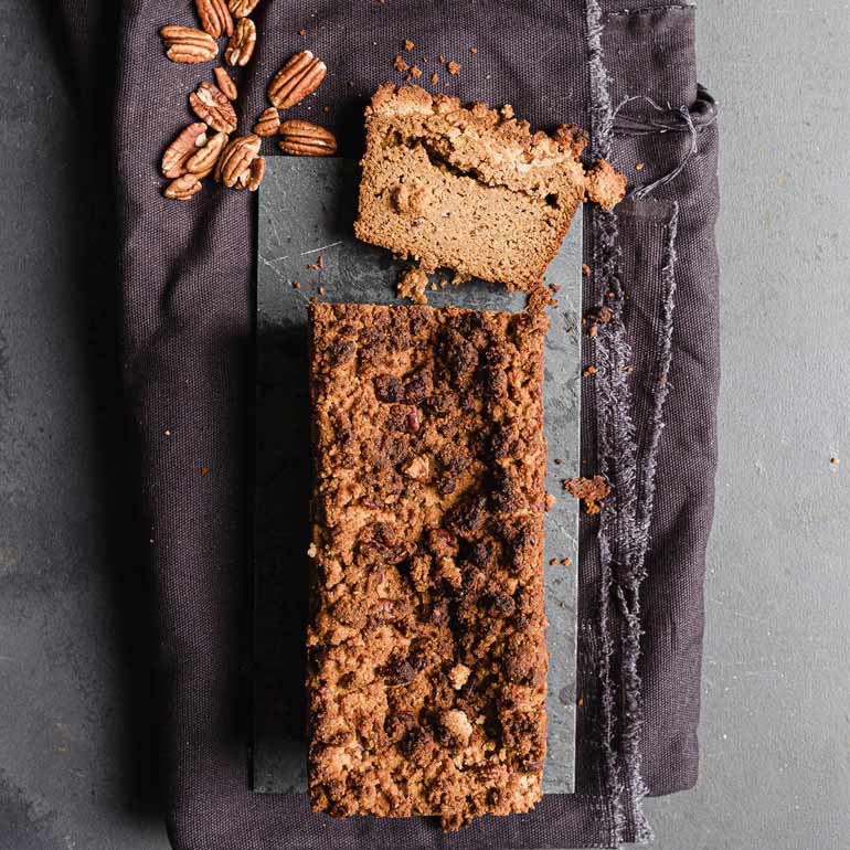 Pompoenbrood met pecan-kaneel kruimels