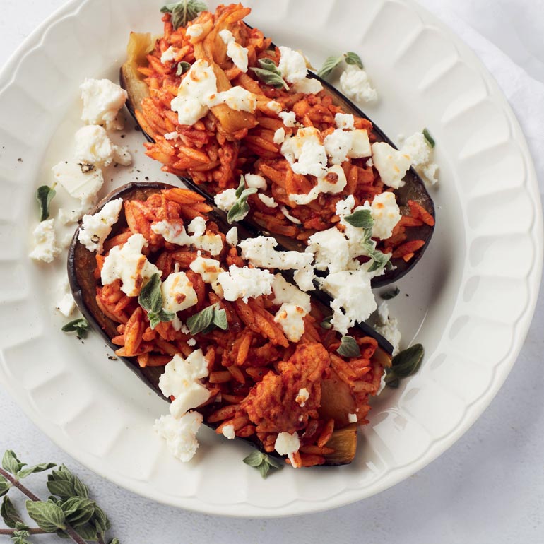 Griekse gevulde aubergine met orzo