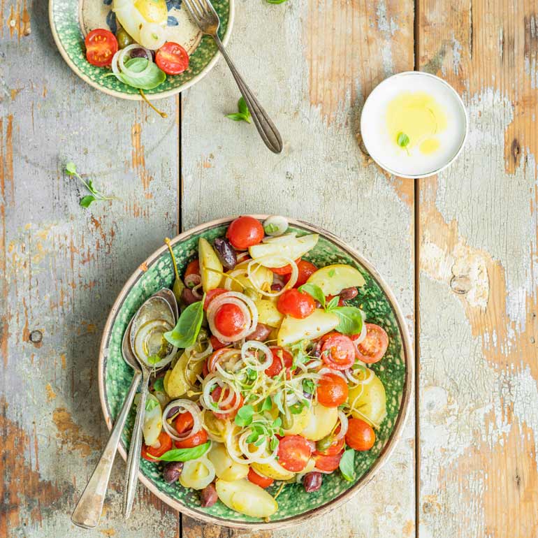 Aardappelsalade met kappertjes en tomaatjes